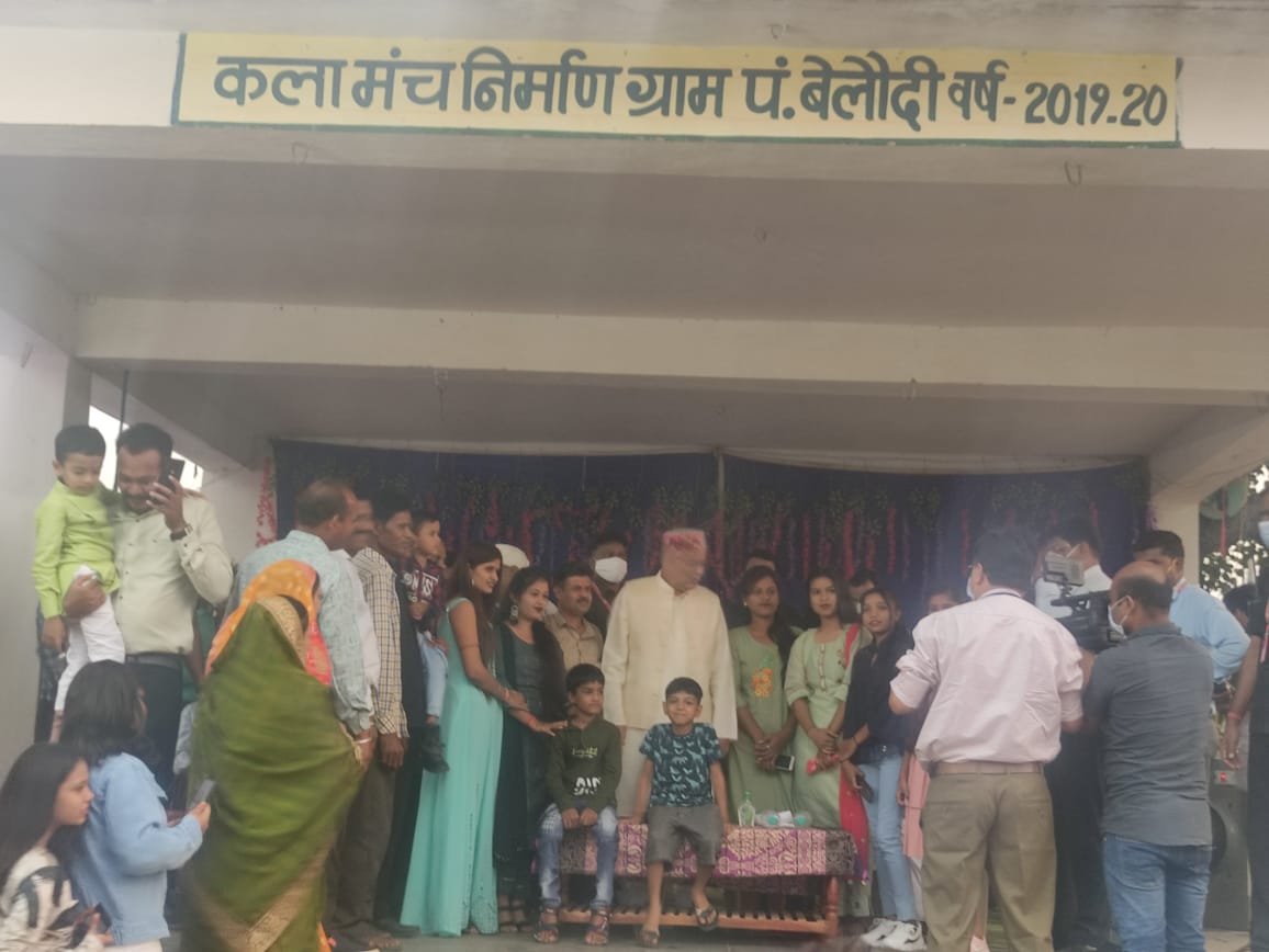 मुख्यमंत्री अपने गृह ग्राम बेलौदी में गोवर्धन पूजा में शामिल हुए