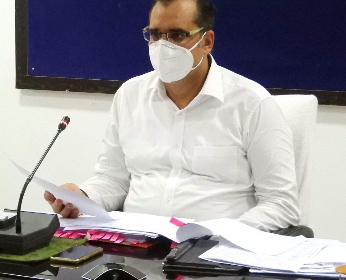 कोरोना को लेकर बरते सतर्कता, बढ़ाये कोविड टेस्टिंग: कलेक्टर भीम सिंह