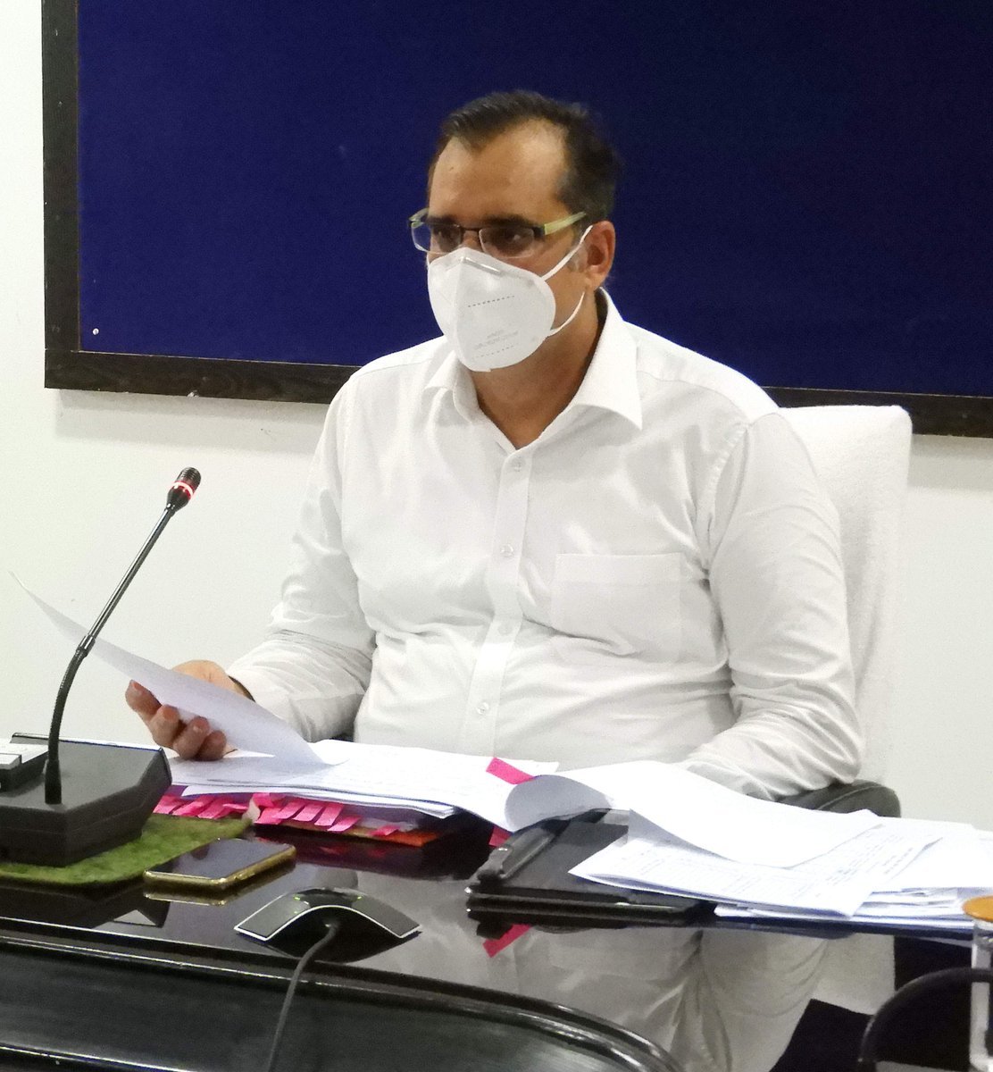 कोरोना को लेकर बरते सतर्कता, बढ़ाये कोविड टेस्टिंग: कलेक्टर भीम सिंह