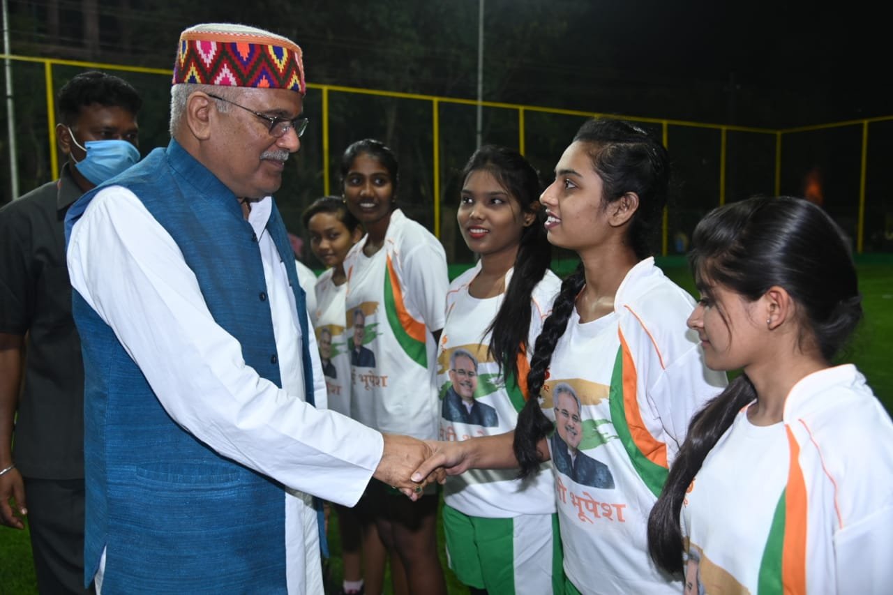 मुख्यमंत्री बघेल ने गोल मारकर फुटबॉल ग्राउंड का किया उद्घाटन