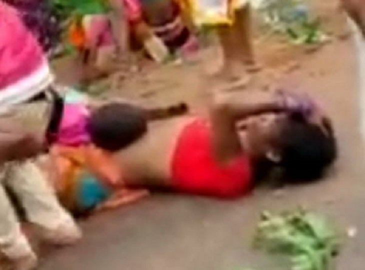 सड़क हादसे में 2 ग्रामीणों की मौत, 12 घायल