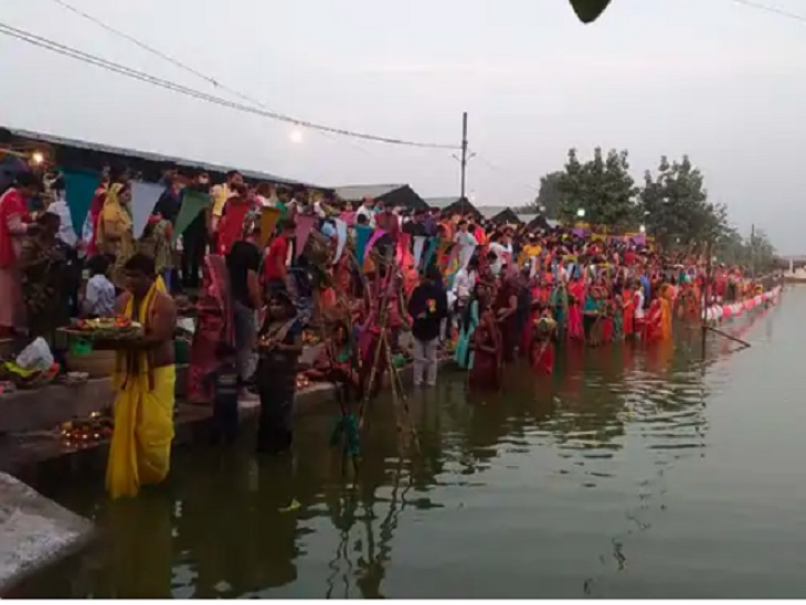 बिलासपुर में अरपा किनारे उमड़े जनसैलाब ने डूबते सूर्य की आराधना की