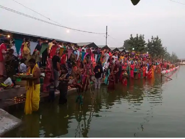 बिलासपुर में अरपा किनारे उमड़े जनसैलाब ने डूबते सूर्य की आराधना की