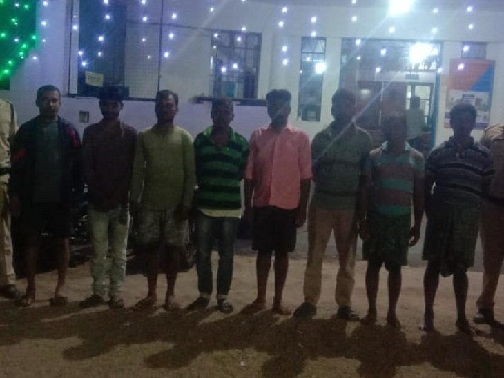 जुआरियों को पकड़ने गई थी टीम, 2 पुलिसवालों को बंधक बनाया