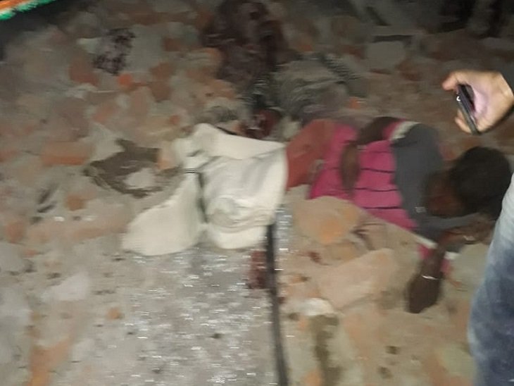 ट्रेलर पर गिरा प्रवेश द्वार: ड्राइवर-हेल्पर की मौत, राहगीर गंभीर