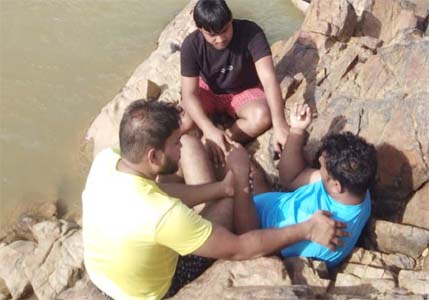 नदी में नहाते समय दो शिक्षक तेज बहाव में फंसे, एक को बचाया, दूसरे की तलाश जारी