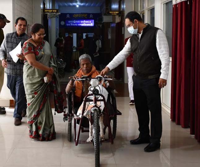 कलेक्टर जनदर्शन में दिव्यांग केतु शंकर को मिला मोटराईज्ड ट्रायसाइकिल