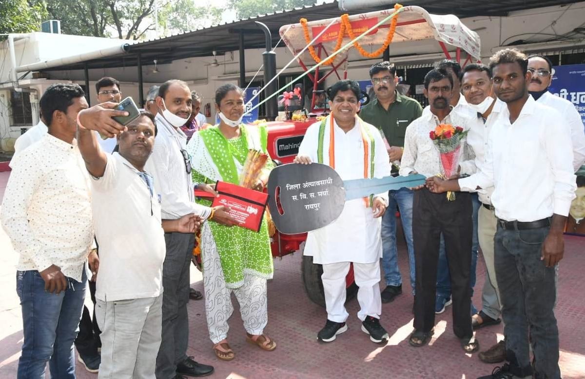 डॉ. डहरिया ने अंत्यावसायी वित्त एवं विकास निगम के हितग्राही को ट्रैक्टर की चाबी सौंपी