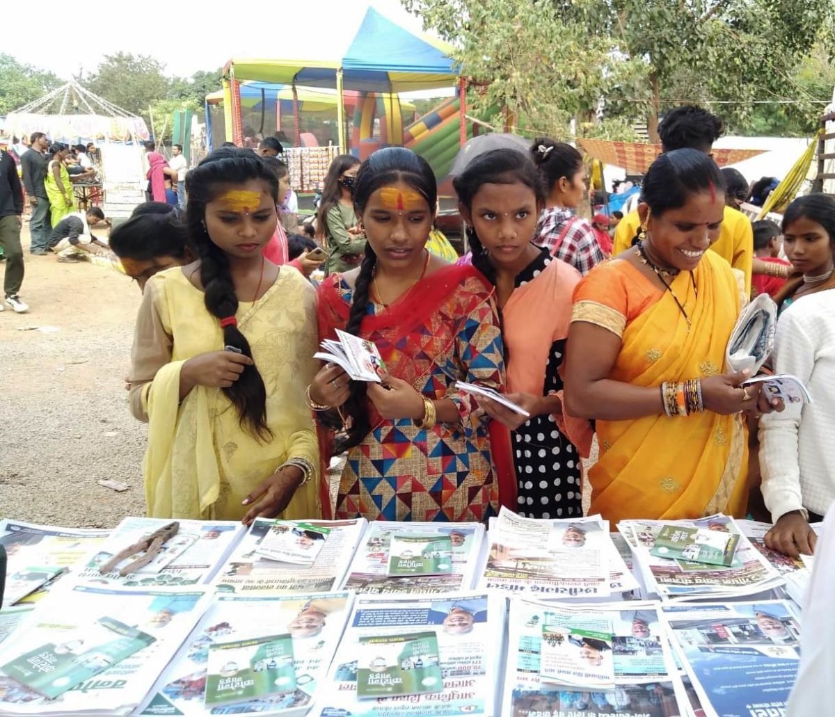 महादेवघाट कार्तिक पुन्नी मेला में जनसम्पर्क स्टॉल बना लोगों के आकर्षण का केन्द्र