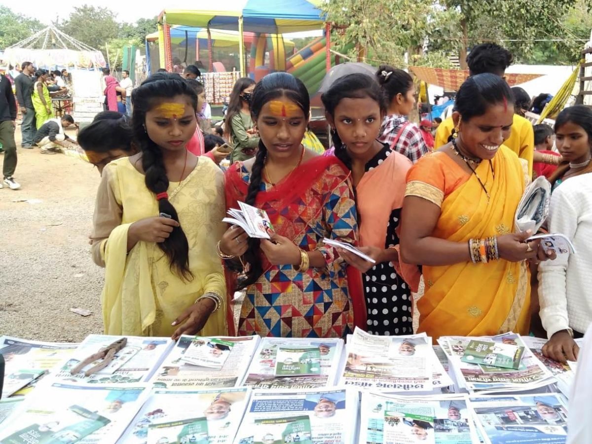 महादेवघाट कार्तिक पुन्नी मेला में जनसम्पर्क स्टॉल बना लोगों के आकर्षण का केन्द्र