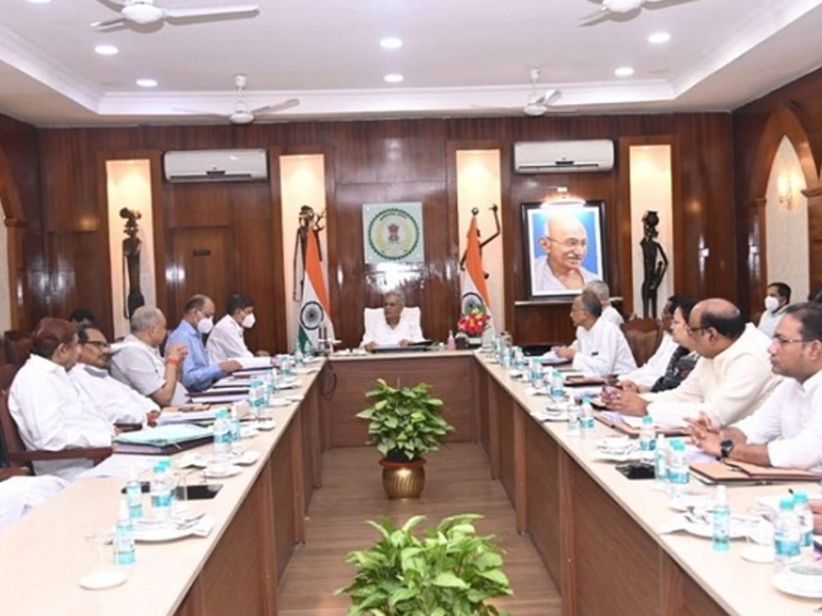 पेट्रोल-डीजल पर वैट घटाने, स्कूल अनलॉक करने का फैसला ले सकती है भूपेश सरकार