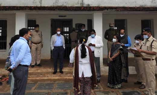 मानव अधिकार आयोग के अध्यक्ष ने अस्पताल, जेल की रसोई, बैरक की व्यवस्था देखा