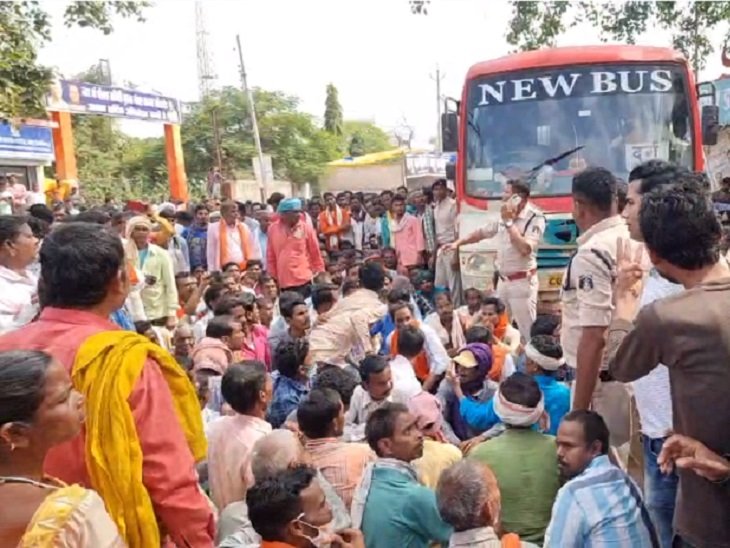 बोनस के लिए सड़क पर किसान सहकारी बैंक में खत्म हुए रुपए