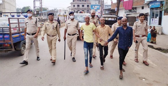 पुलिस ने निकाला छूरेबाज लुटेरों का जूलुस