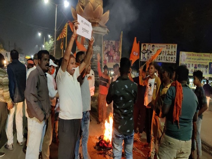 हिंदू संगठनों ने मंत्री अकबर का पुतला जलाया