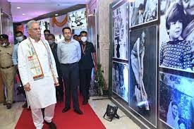 रायपुर : मुख्यमंत्री ने भारत रत्न श्रीमती इंदिरा प्रियदर्शिनी गांधी और सरदार वल्लभ भाई पटेल के व्यक्तित्व और कृतित्व पर आधारित फ़ोटो प्रदर्शनी का किया अवलोकन