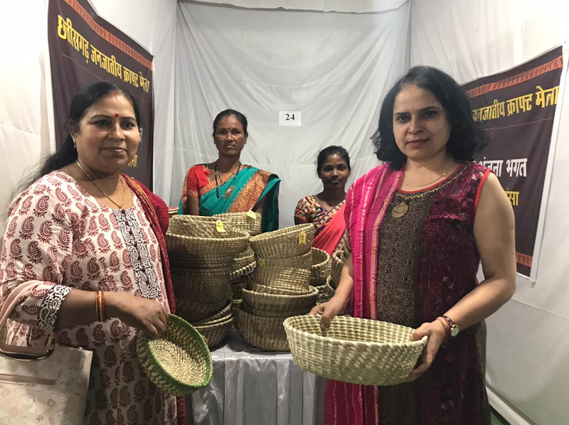 आदिवासियों की हस्तकला के दीवाने हैं लोग