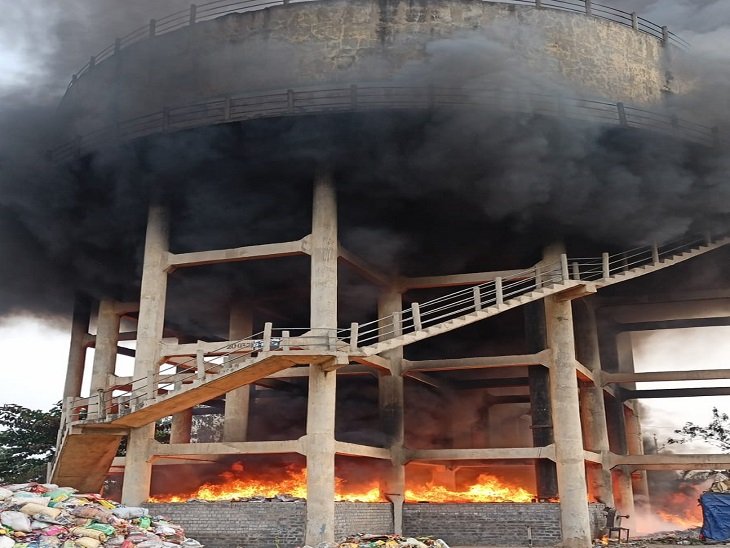 पानी की टंकी के नीचे आग:कचरे और कबाड़ में उठने लगीं लपटें