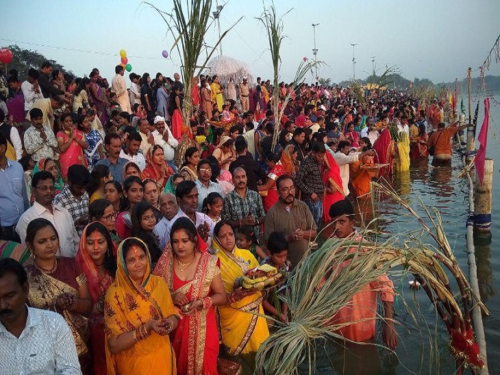 छठ पूजा; आज डूबते सूर्य को अर्घ्य