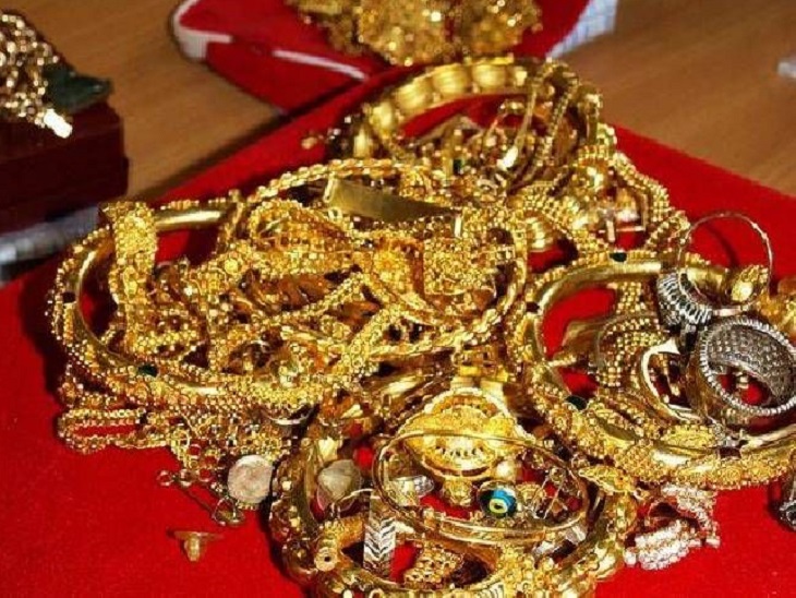 ज्वैलरी दुकान का शटर तोड़कर एक किलो सोना और डेढ़ किलो चांदी ले गए चोर