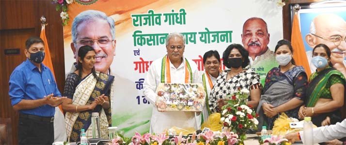 मुख्यमंत्री ने स्लम स्वास्थ्य योजना के ऑनलाइन डैशबोर्ड और छत्तीसगढ़ी व्यंजनों का गिफ्ट पैक ’जोरन’ किया लांच