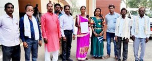 राज्योत्सव मंच से उपेक्षित लोक कलाकार पहुंचे गरियाबंद जिला कार्यालय