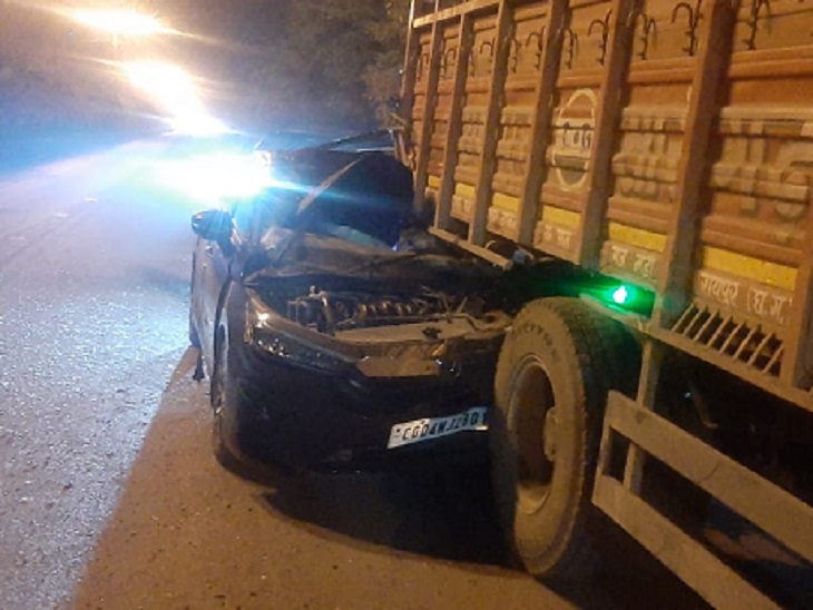सड़क हादसे में रायपुर के डॉक्टर सहित 3 घायल, ट्रक में घुसी कार