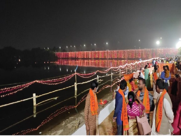 महाआरती के साथ छठ पर्व की शुरुआत, दीये-लाइट से रोशन हुए घाट