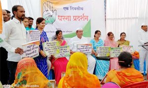 केंद्र सरकार को उखाड़ फेंकने महिलाएं कमर कस लें: अमितेश शुक्ल