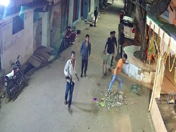 मोहल्ले में गालियां दे रहे थे, युवक ने टोका तो ईंट लेकर दौड़ाया, चाकू से किया वार