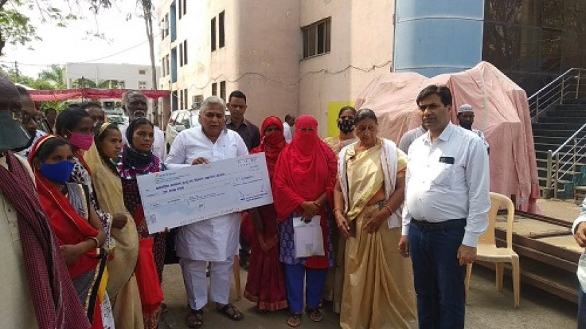 असंगठित कर्मकार राज्य सामाजिक सुरक्षा मंडल के पंजीकृत हितग्राहियों को चेक वितरित