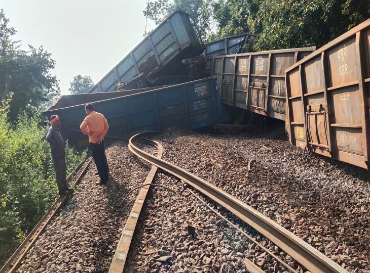 नक्सलियों ने उखाड़ा रेलवे ट्रैक, मालगाड़ी लौह अयस्क लेकर जा रही थी विशाखापट्टनम