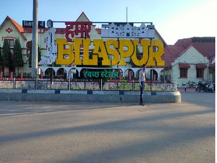 रेलवे ने ब्लॉक किया रास्ता