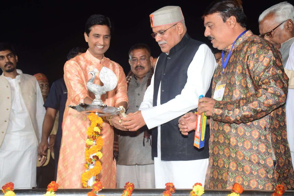 डॉ. दुबे, डॉ. विश्वास, अशोक चारण, मणिका दुबे की कविताओं से मंत्रमुग्ध हुए श्रोता