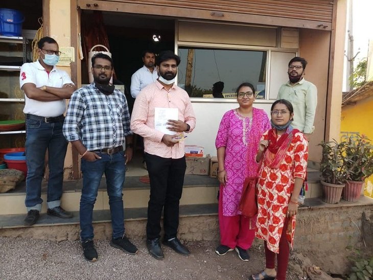 न डिग्री, न सर्टीफिकेट, 7 साल से कर रहा था इलाज, एक्सपायरी दवाएं, सिरिंज, जब्त