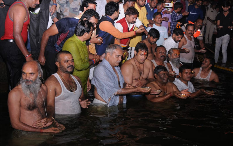 खारुन नदी में मुख्यमंत्री भूपेश बघेल ने लगाई डुबकी