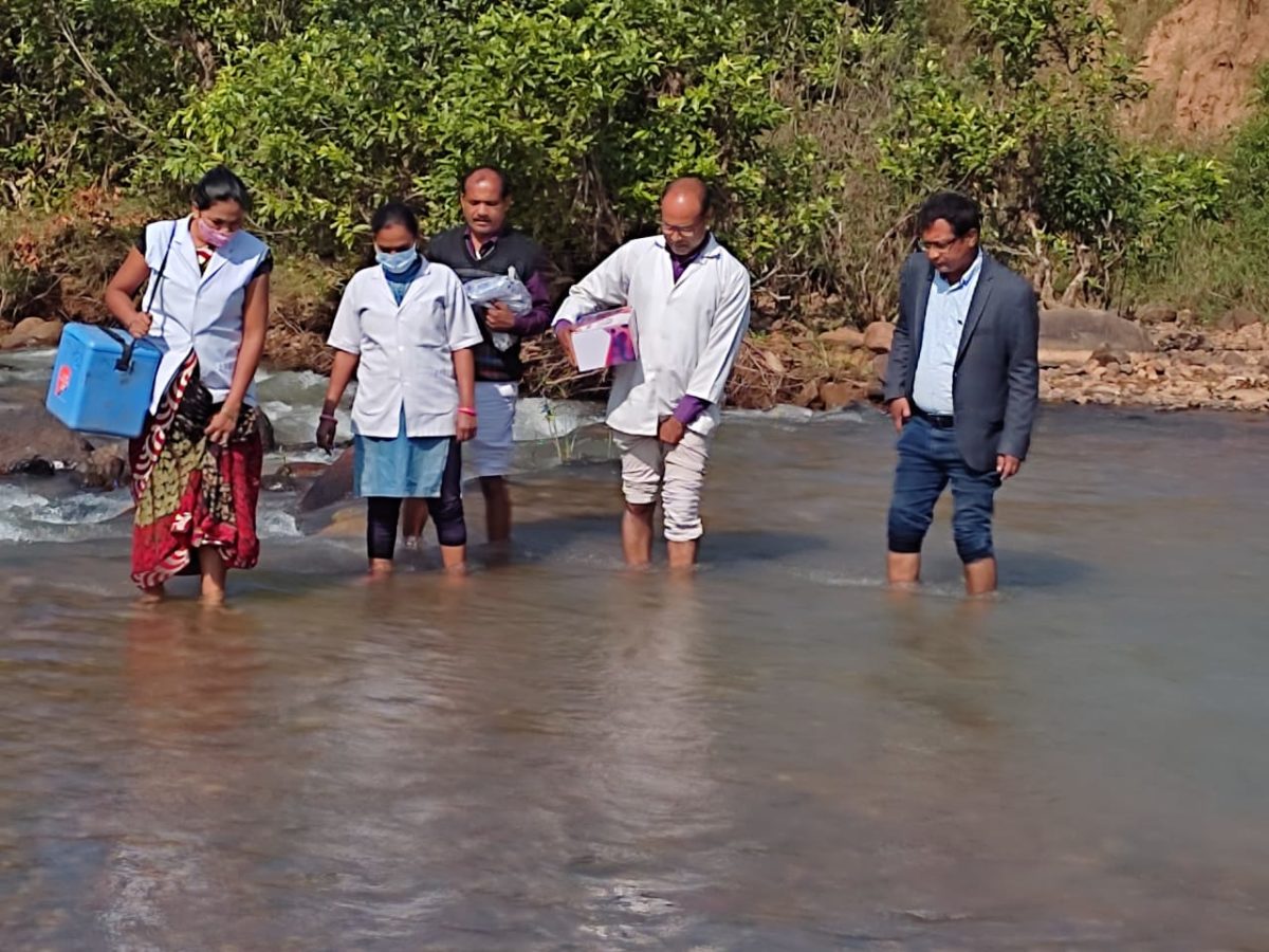 नदी पार कर स्वास्थ्य विभाग की टीम घर-घर जाकर 50 हितग्राहियों का किया टीकाकरण