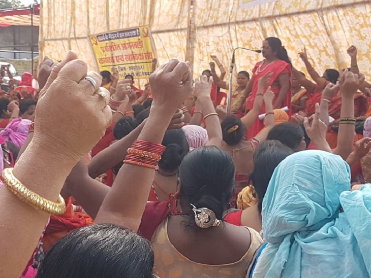 हमारे मानदेय की तरफ सरकार ध्यान नहीं दे रही : आंगनबाड़ी कार्यकर्ता