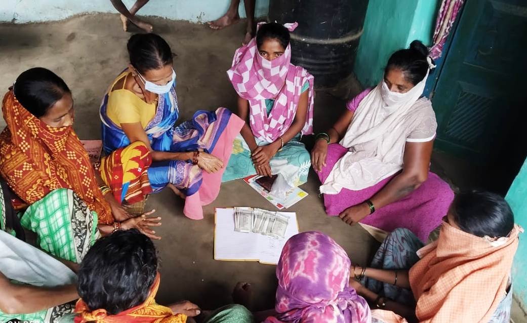 पंचायत के साथ मिलकर गांव में 'वित्तीय समावेशन की मशाल' जला रही है गंगोत्री