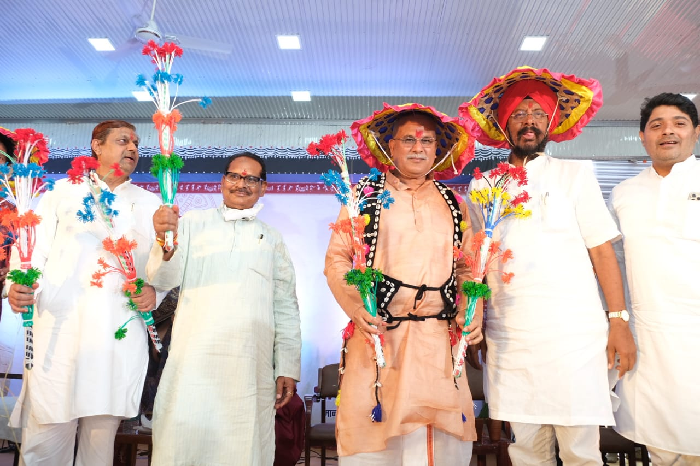 मुख्यमंत्री  भूपेश बघेल ने तुलसी, गौरा-गौरी और गोवर्धन पूजा की