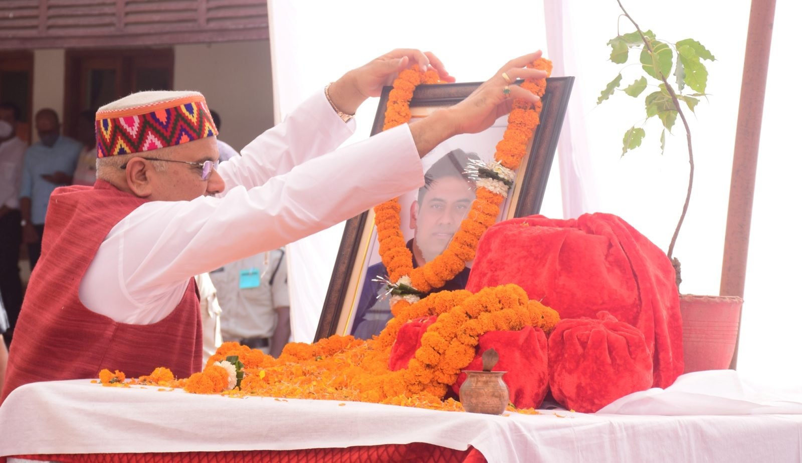 मुख्यमंत्री ने देवव्रत सिंह के छायाचित्र पर पुष्प अर्पित कर दी श्रद्धांजलि