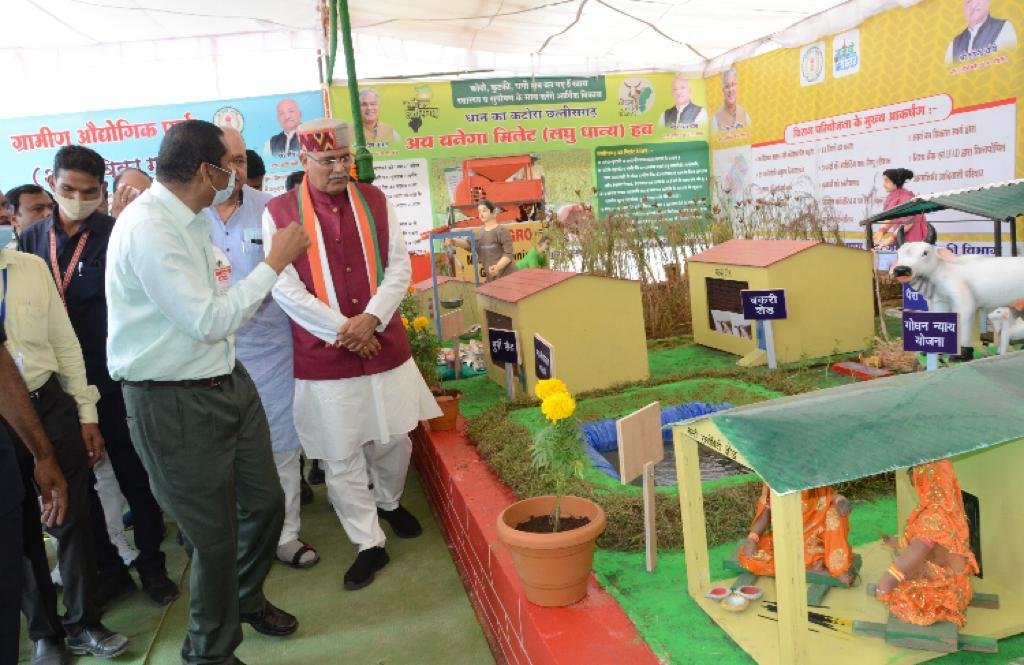चिराग परियोजना: मुख्यमंत्री ने कृषि मड़ई में विभागीय स्टालों का अवलोकन किया