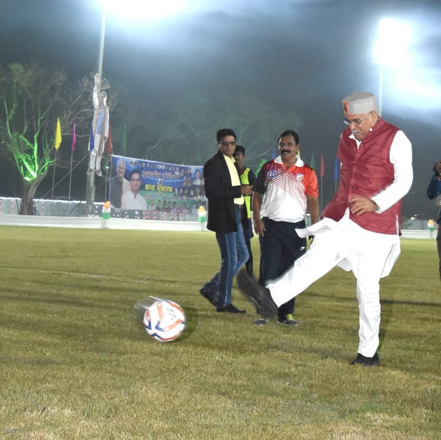 फुटबॉल ग्राउण्ड में दिखा मुख्यमंत्री का शानदार फुटवर्क