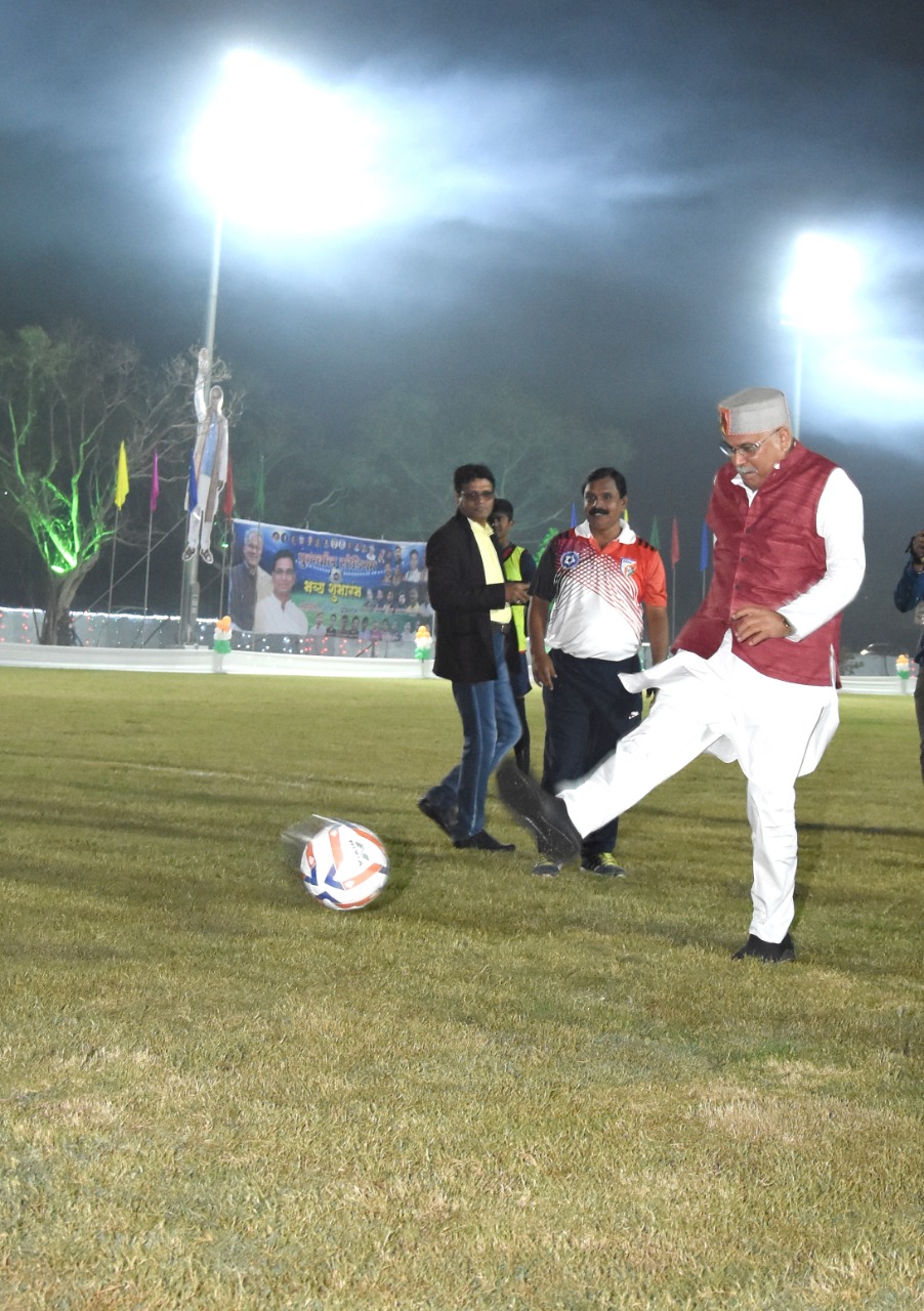 फुटबॉल ग्राउण्ड में दिखा मुख्यमंत्री का शानदार फुटवर्क