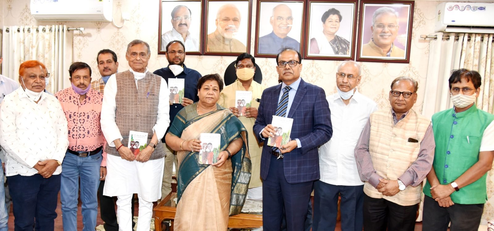 राज्यपाल ने कनक तिवारी की पुस्तक का किया विमोचन 