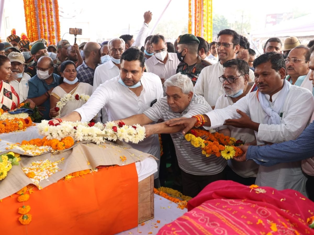 शहीद कर्नल विप्लव त्रिपाठी का राजकीय सम्मान के साथ किया गया अंतिम संस्कार