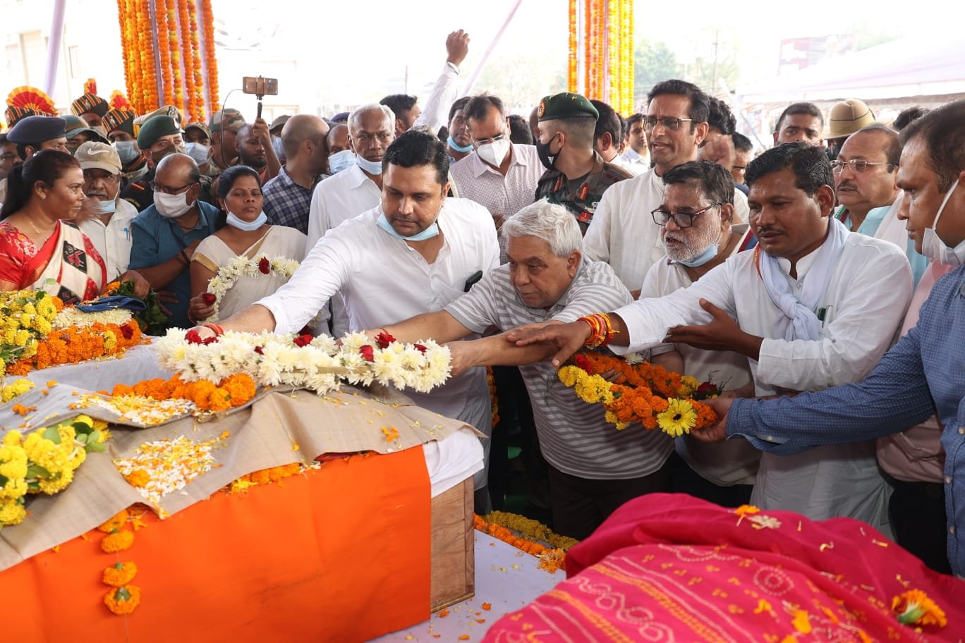 शहीद कर्नल विप्लव त्रिपाठी का राजकीय सम्मान के साथ किया गया अंतिम संस्कार