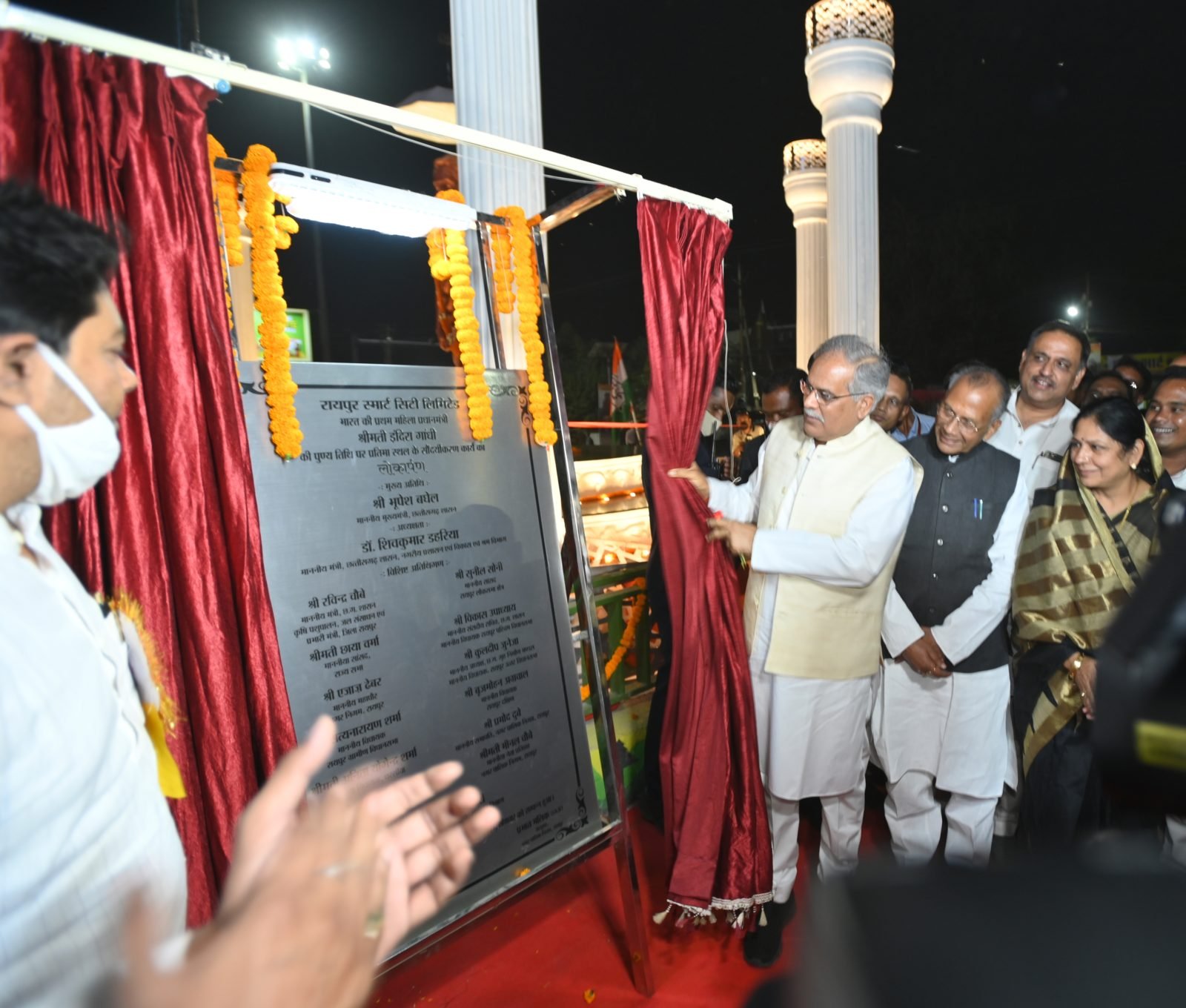 कालीबाड़ी चौक में इंदिरा के प्रतिमा के सौन्दर्यीकरण कार्य का लोकार्पण