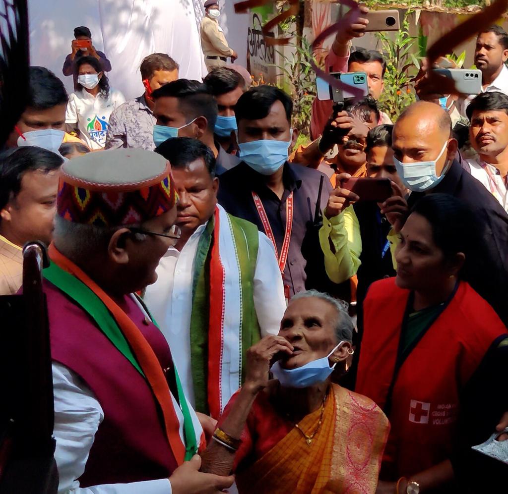 सम्मान पाकर बुजुर्ग सोनादई ने मुख्यमंत्री का चेहरा छूकर अपनी ऊंगलिया चूम लीं