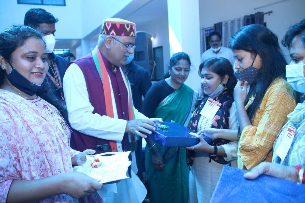 ’वर्किंग वुमेन ट्रांजिट हॉस्टल’ के गृह प्रवेश कार्यक्रम में मुख्यमंत्री हुए शामिल